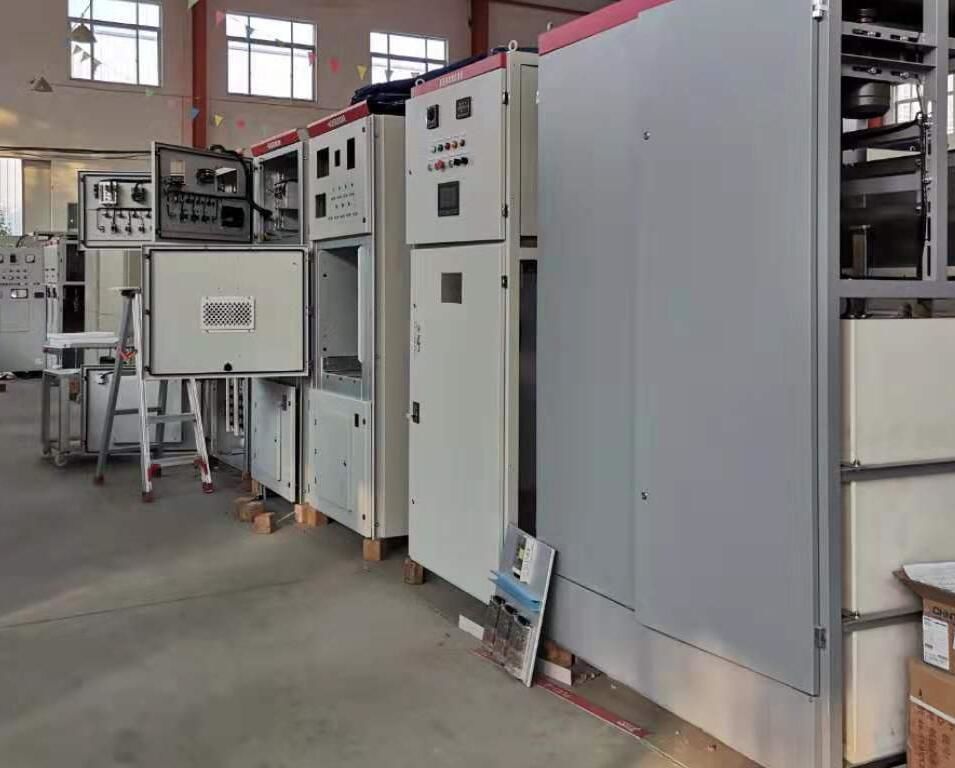 帥龍機電廠房內(nèi)正在安裝、調(diào)試各類的設(shè)備